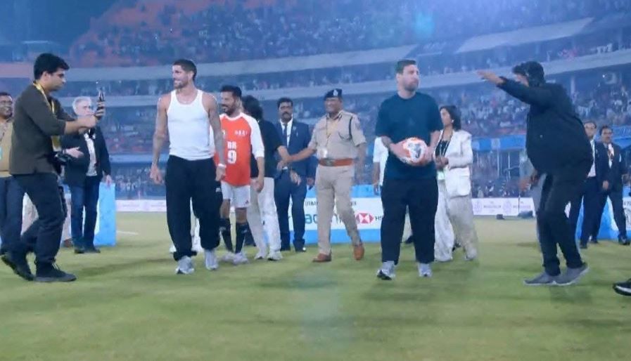 হায়দরাবাদে বল পায়ে GOAT ম্যাজিক দেখালেন,ভরা স্টেডিয়ামে দর্শকদের উন্মাদনা!