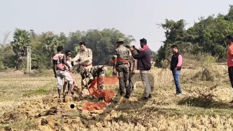 পশ্চিম মেদিনীপুরের শালবনীতে ধানের  জমির থেকে বিপুল কার্তুজ উদ্ধার, এলাকাজুড়ে তীব্র চাঞ্চল্য!