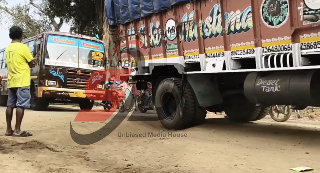 মেদিনীপুর শহরের কুইকোটা এলাকায় গুরুত্বপূর্ণ শহর প্রবেশ রাস্তা সম্প্রসারণের কাজ চলার ফলে বিভিন্ন জায়গায় বড় বড় খানাখন্দে জর্জরিত!