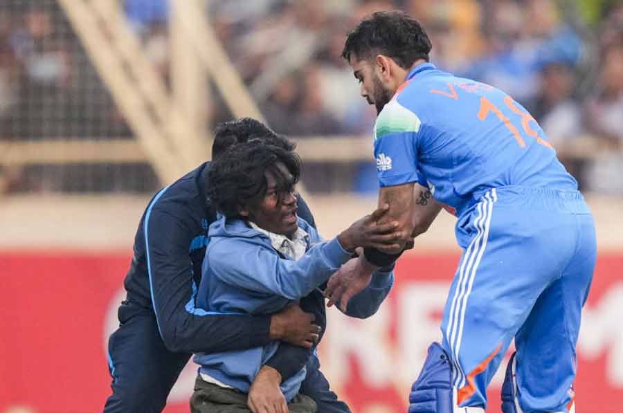 কোহলির ফোনেই মুক্তি! সুপারফ্যান শৌভিক বাড়ি ফিরল অবশেষে