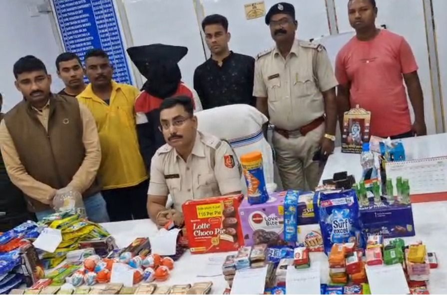 খড়গপুর গেট বাজার এলাকাতে রাতের অন্ধকারে দোকান লুঠপাট,পরের দিন পুলিশের তৎপরতায় গ্রেফতার দুস্কৃতিরা !