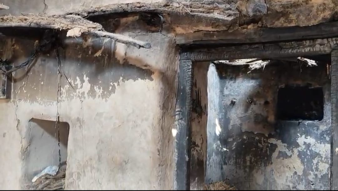 কেশপুরে মধ্যরাতে ভয়াবহ অগ্নিকাণ্ড: শর্ট সার্কিটে পুড়ল বাড়ি-গোয়ালঘর, অগ্নিদগ্ধ হয়ে মৃত্যু তিন গরুর