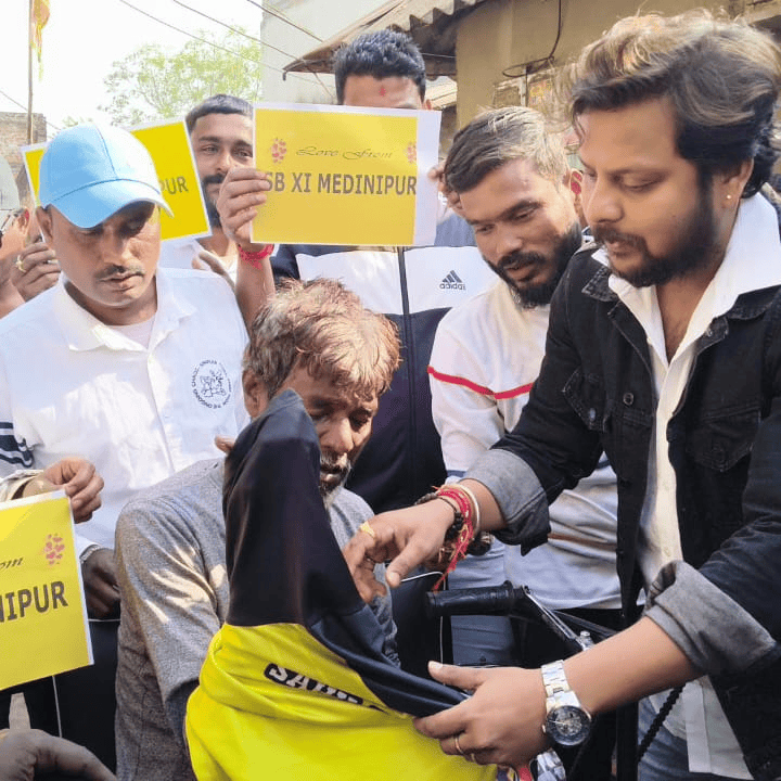 মানবিকতাই সব!এক প্রতিবন্ধী ব্যক্তির হাতে সাইকেল উপহার দিয়ে সাহায্যের হাত বাড়াল মেদিনীপুর SB XI Team!