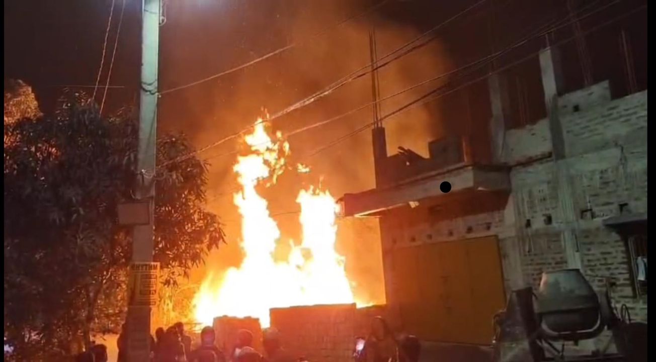 মেদিনীপুর শহরের জগন্নাথ মন্দির সংলগ্ন এলাকায় ভয়াবহ অগ্নিকাণ্ডের ঘটনা!