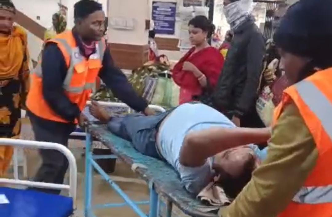 দীর্ঘক্ষণ SIR শুনানির লাইনে দাঁড়িয়ে অসুস্থ হয়ে পড়ে মেদিনীপুরের বাসিন্দা!