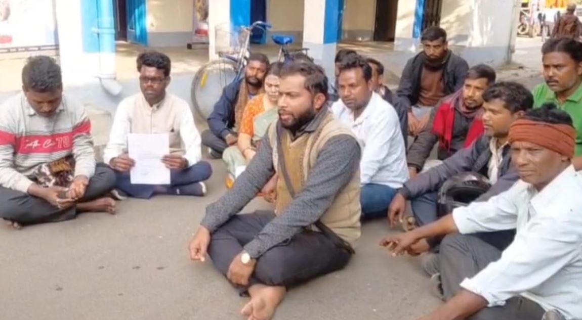 নির্বাচন কমিশনের নির্দেশ থাকা সত্ত্বেও ফর্ম সেভেন জমা নেওয়া হচ্ছে না - বিজেপির অবস্থান-বিক্ষোভ!