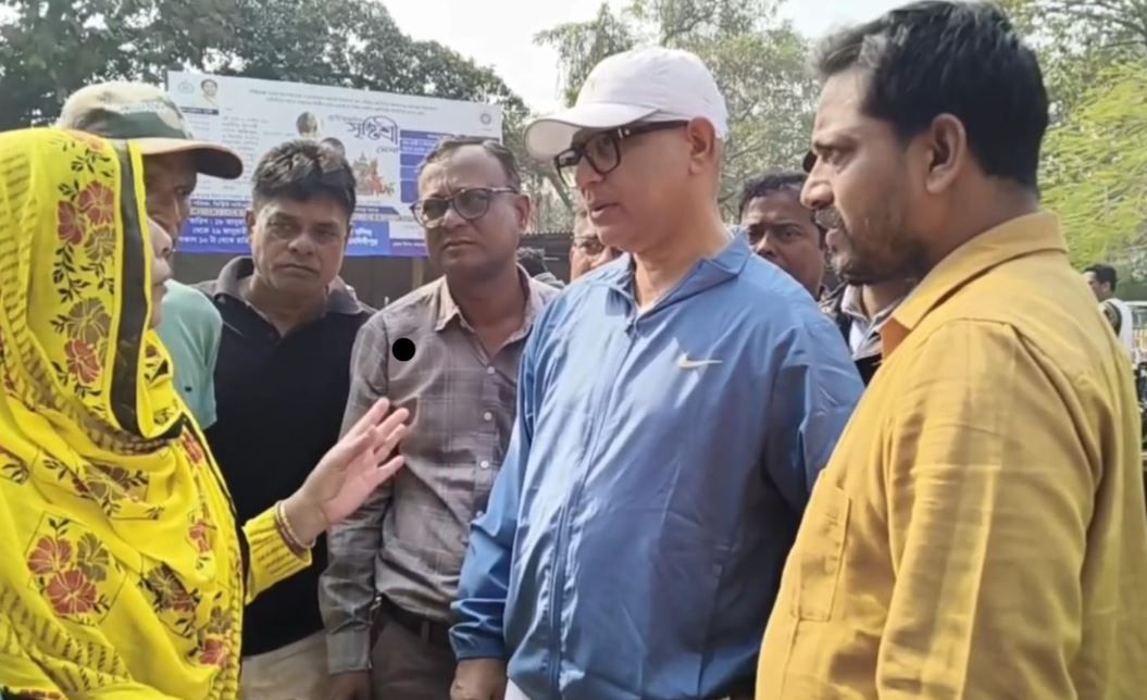 BLA2-দেরপশ্চিম মেদিনীপুর জেলাশাসক কার্যালয়ের SIR শুনানি কেন্দ্রে প্রবেশ করতে দেওয়া হলো!