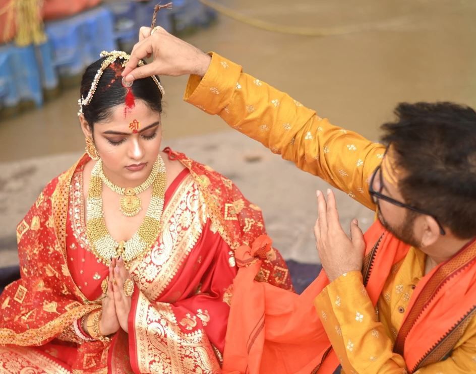 বিধানসভা ভোটের আগে কোনও রাজনৈতিক বিতর্ক নয়, বরং ব্যক্তিগত জীবন নিয়ে ঘোর সঙ্কটে খড়গপুরের বিধায়ক হিরণচট্টোপাধ্যায়!