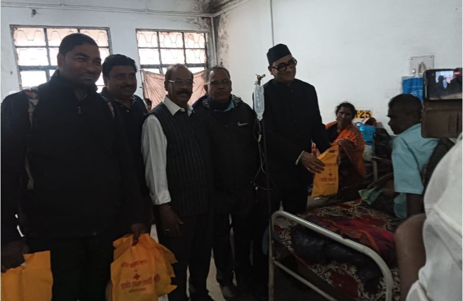 ৭৭তম প্রজাতন্ত্র দিবস উপলক্ষে ঘাটাল রেডক্রস সোসাইটির উদ্যোগে ফল ও শুকনো খাবার বিতরণ!