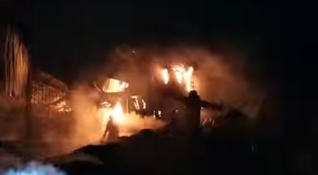 নরেন্দ্রপুর থানার নাজিরাবাদ এলাকায় থার্মোকলের গোডাউনে অগ্নিকাণ্ডের ঘটনা!