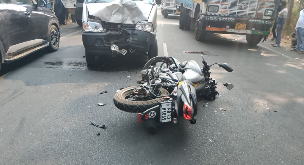 শালবনি থানার অন্তর্গত ভাদুতলা জঙ্গল এলাকায় এক ভয়াবহ পথ দুর্ঘটনা!