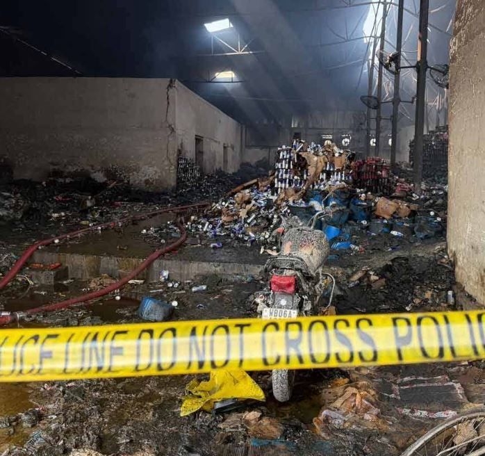 নরেন্দ্রপুর থানার আনন্দপুরের নাজিরাবাদে দুটি গুদামে ভয়াবহ অগ্নিকাণ্ডে মোমো কারখানার কর্মীরা কোথায় গেলেন?