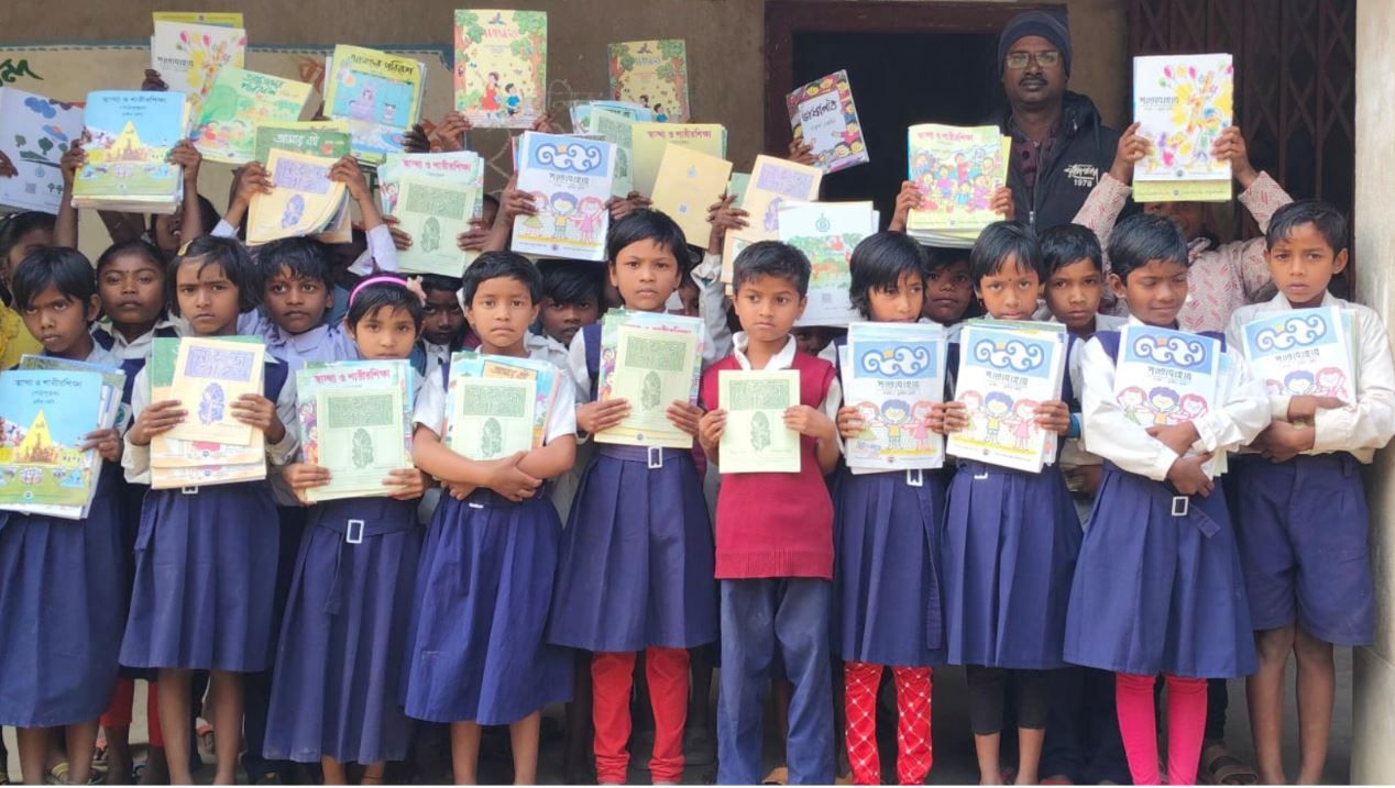 হাতে এল নতুন পাঠ্যবই : খুদে পড়ুয়াদের হাসিতে ঝলমলিয়ে উঠল আমড়াকুচি উত্তরপাড়া প্রাথমিক বিদ্যালয়!