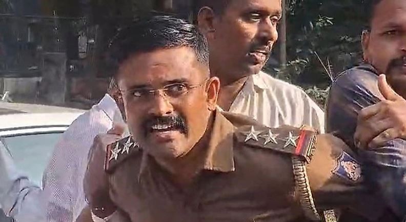 কর্ণাটক লোকায়ুক্ত পুলিশের হাতে ঘুষ নিতে গিয়ে হাতেনাতে ধরা পড়লেন ইন্সপেক্টর গোবিন্দ রাজু!