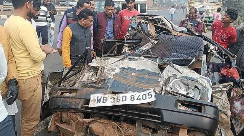 পশ্চিম মেদিনীপুর জেলার মাদপুরে জাতীয় সড়কে ভয়াবহ দুর্ঘটনা,সরকারি বাসের তলায় মারুতি ভ্যান!