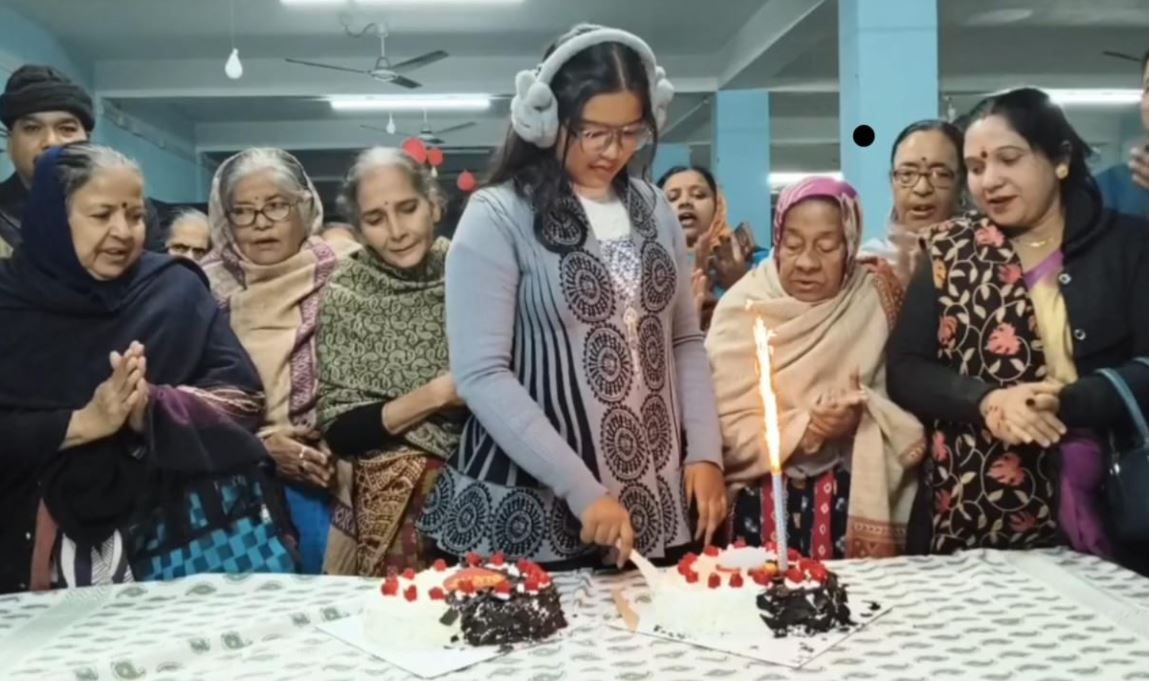 বৃদ্ধাশ্রমে কেক কেটে নিজের জন্মদিন পালন করলো সমাজসেবী  অনয় মাইতির একমাত্র কন্যা সুচি মাইতি!