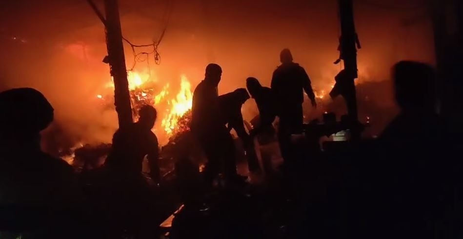 পশ্চিম মেদিনীপুর জেলার খড়গপুর লোকাল থানার কলাইকুন্ডার অন্তর্গত একটি গুদামে ভয়াবহ অগ্নিকাণ্ড!