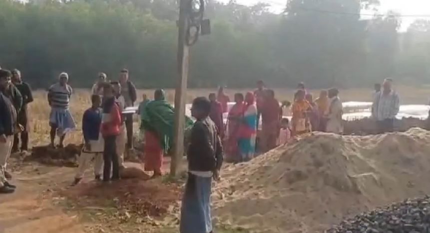 পশ্চিম মেদিনীপুর জেলার সবং ব্লকের ঋণের টাকা আত্মসাতের অভিযোগ, গৃহবধূকে খুঁটিতে বেঁধে নির্যাতন চালাল বলে অভিযোগ?