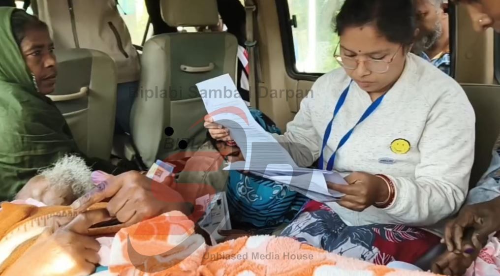 দুই প্রবীণ প্যারালাইসিস আক্রান্ত ভোটারকে SIR শুনানির নোটিশ পাঠানোকে ঘিরে চরম ভোগান্তির ছবি উঠে এল পশ্চিম মেদিনীপুর জেলা শাসক দপ্তরে!