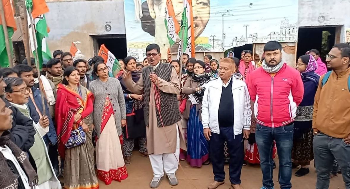 আইপ্যাকে ইডি হানার প্রতিবাদে গড়বেতা ১ ব্লক তৃণমূলের ধিক্কার মিছিল!