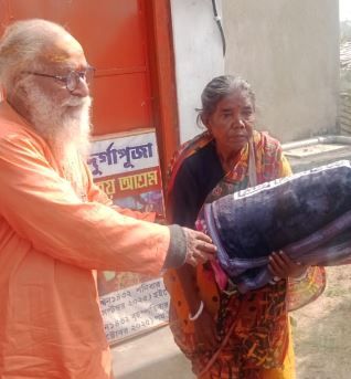 কল্পতরু উৎসব দিনে দুঃস্থদের কম্বল দান!