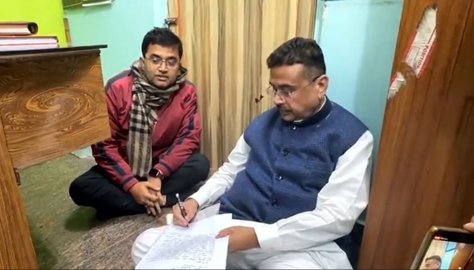 পশ্চিম মেদিনীপুর জেলার চন্দ্রকোনা রোডে শুভেন্দুর কনভয়ে হামলার অভিযোগ, গ্রেপ্তারের দাবিতে পুলিশ ফাঁড়িতে অবস্থান!