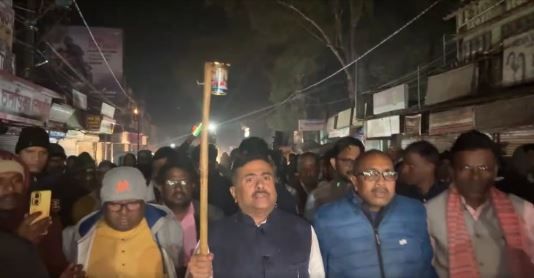 পশ্চিম মেদিনীপুর জেলার চন্দ্রকোনা রোডে গভীর রাতে  শুভেন্দুর কনভয়ে হামলার অভিযোগে মশাল মিছিল!