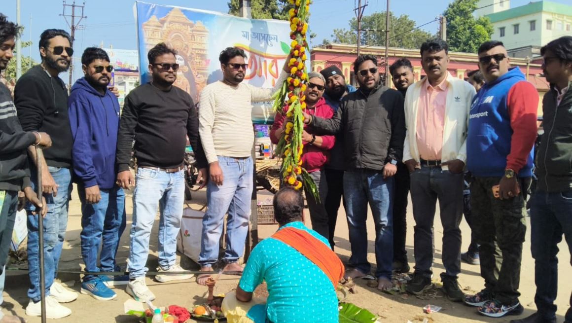 আসছে সরস্বতী পুজো ২০২৬: মেদিনীপুর শহরের কলেজ স্কোয়ারে বাগদেবী সরস্বতীর আরাধনায়  অবসর ক্লাব!