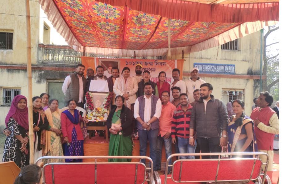 খড়্গপুর শহরের প্রাক্তন বিধায়ক: চাচার জন্মদিনে শীতবস্ত্র বিতরণ!