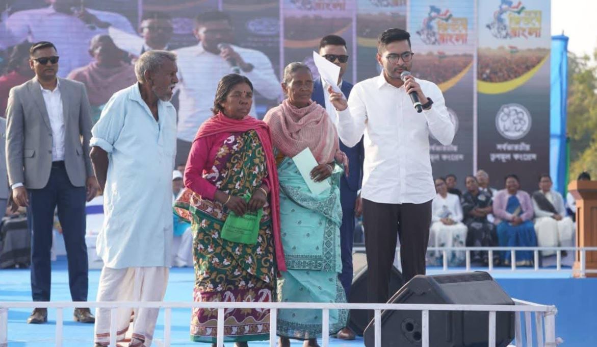 মেদিনীপুর কলেজ মাঠে অনুষ্ঠিত তৃণমূল কংগ্রেসের রণ সংকল্প সভায় নজরকাড়া প্রতিবাদ কর্মসূচি!