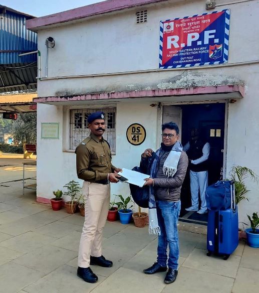 রেল রক্ষী বাহিনীর তৎপরতায় হারানো লক্ষাধিক টাকার ব্যাগ উদ্ধার, যাত্রীর মুখে স্বস্তির হাসি!