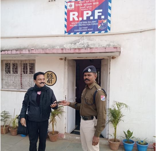 রেল রক্ষী বাহিনীর তৎপরতায় হারানো মোবাইল উদ্ধার, যাত্রীর মুখে স্বস্তির হাসি!