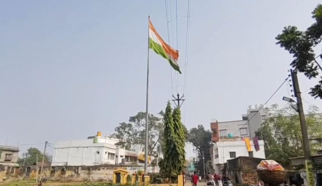 মেদিনীপুর পৌরসভার অন্তর্গত ১০০ ফুট উচ্চতায় উত্তোলিত ভারতের জাতীয় পতাকার অবমাননার অভিযোগ!