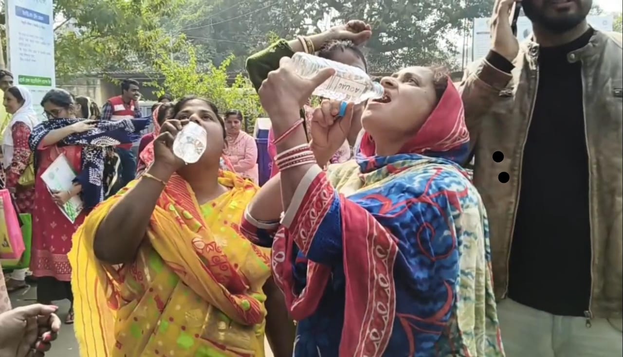 SIR শুনানিতে হয়রানির অভিযোগ,সাধারণ মানুষের ভোগান্তির ছবি উঠে এল মেদিনীপুরে SIR ক্যাম্পের!