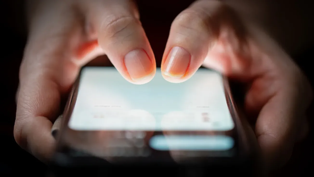 সাইবার জালিয়াতি ঠেকাতে কড়া দাও! স্মার্টফোন নির্মাতাদের নতুন শর্তে চাপ, মোবাইলের ‘হার্ট’ চাইছে সরকার! সোর্স কোড...