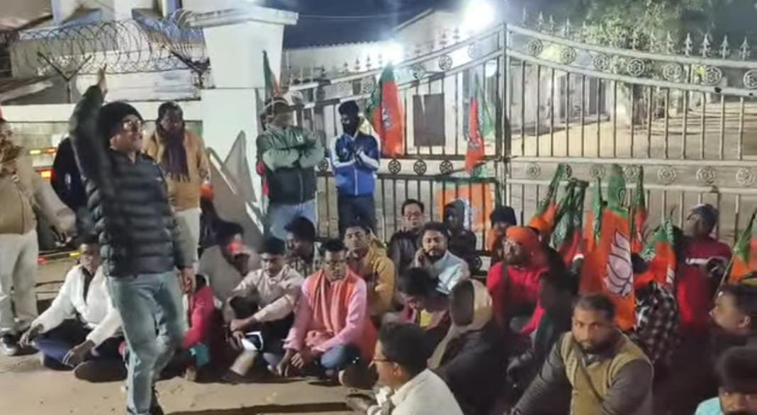 কেশপুরের আনন্দপুরে বিজেপির বৈঠকে হামলার ঘটনাকে ঘিরে রাজনৈতিক মহলে শুরু হয়েছে জোর চর্চা!