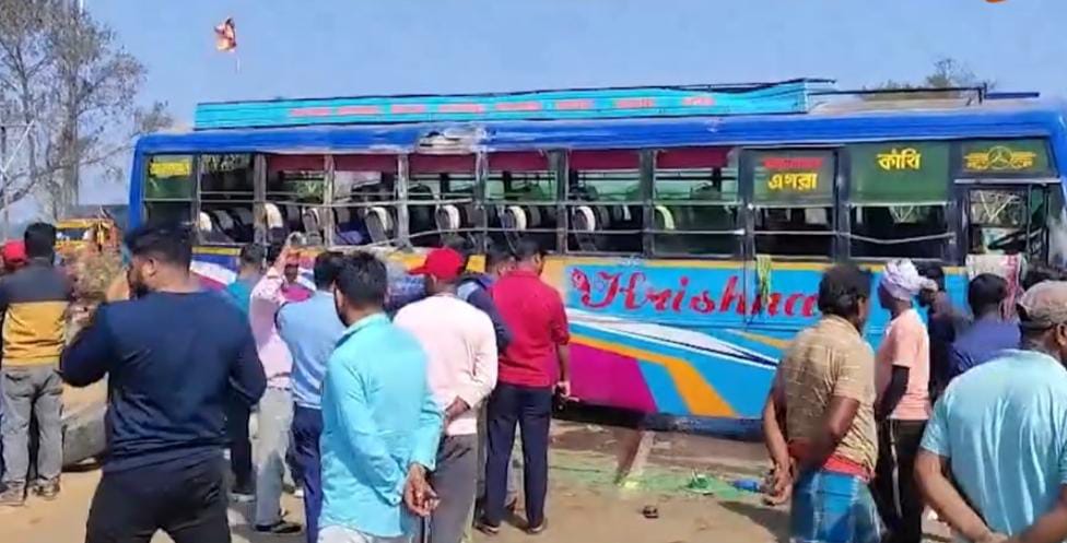 মেদিনীপুর থেকে দীঘা গামী একটি যাত্রীবাহী বাসের ভয়াবহ দুর্ঘটনা!