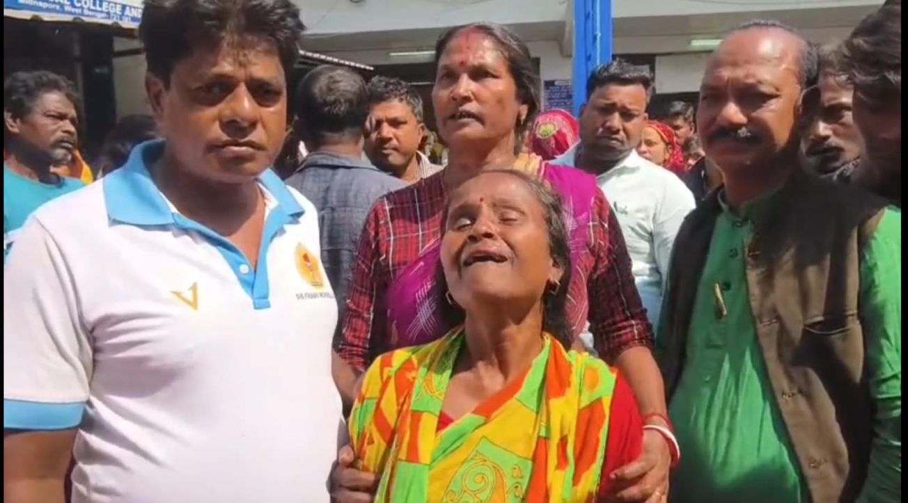 চিকিৎসায় চরম গাফিলতির অভিযোগ ঘিরে ব্যাপক উত্তেজনা ছড়াল মেদিনীপুর মেডিকেল কলেজ হাসপাতাল চত্বরে!