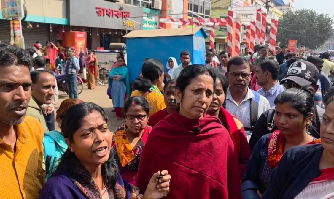 মেদিনীপুর শহরে স্কুলের মেনগেট বন্ধ করাকে কেন্দ্র করে, ক্ষুব্ধ অভিভাবকরা!