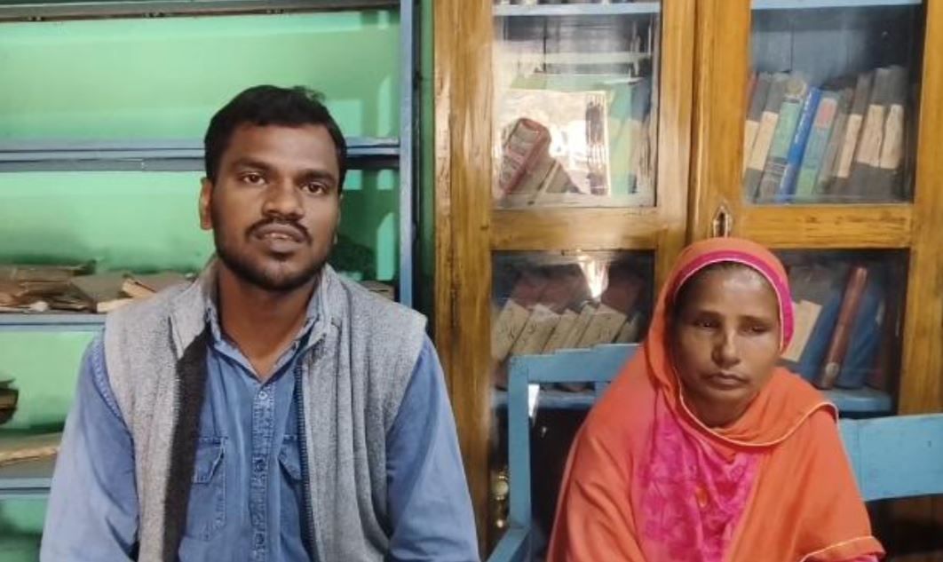 ভর্তির দ্বারে তালা! স্কুলছুট মেয়েকে ভর্তি করাতে ঘুরছেন মা, প্রশ্নের মুখে শিক্ষা দপ্তর?