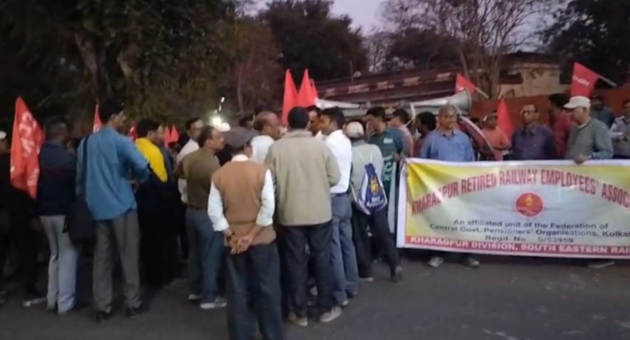 রেল হাসপাতালের বেহাল দশা, চিকিৎসা সঙ্কটে কর্মচারী-অবসরপ্রাপ্তরা — খড়্গপুরে বিক্ষোভ ও ডিআরএমকে দাবি পত্র জমা!