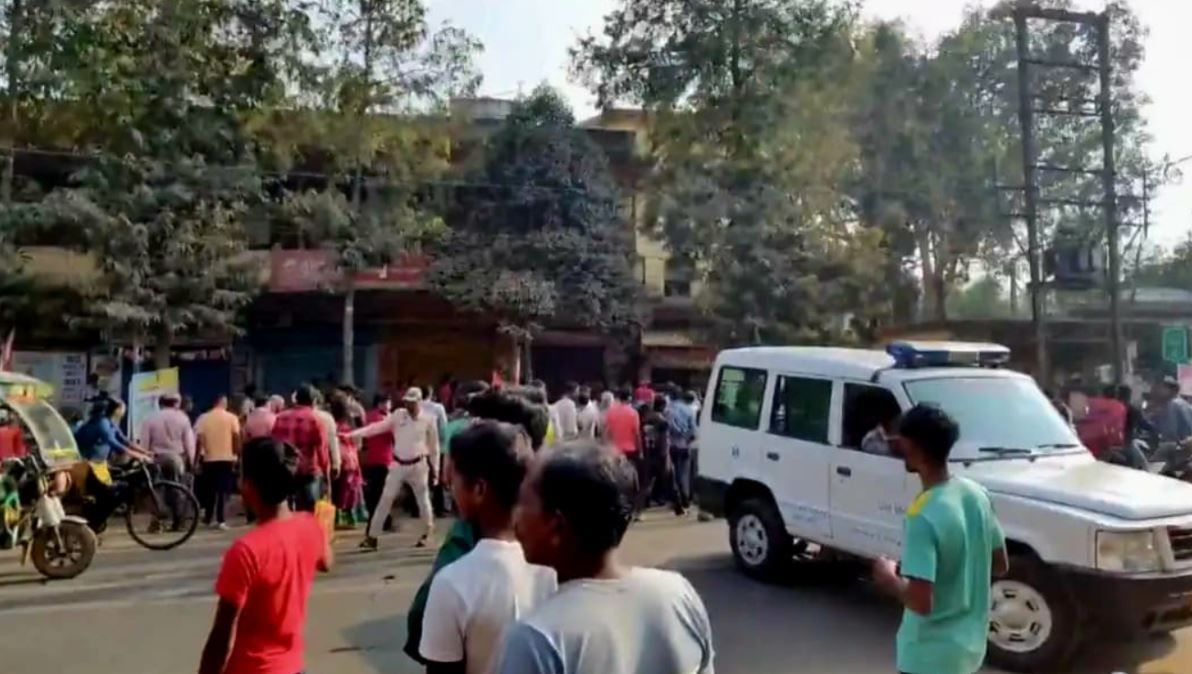 মুখোমুখি সংঘর্ষে রক্তাক্ত চন্দ্রকোনারোড, আহত ৩!