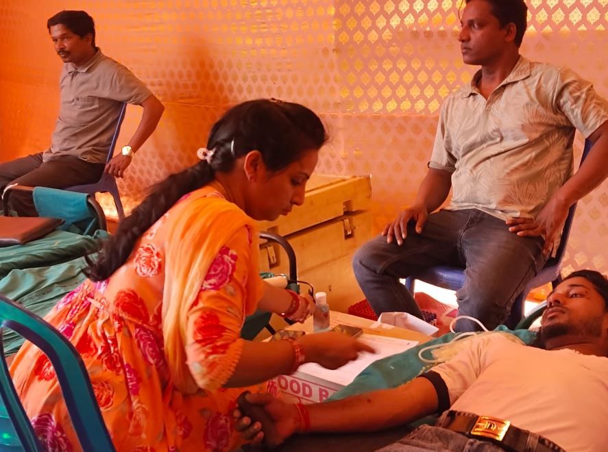 মহা শিবরাত্রিতে মানবিক উদ্যোগ, নিমপুরা সুপার বয়েজ ক্লাবের রক্তদান ও স্বাস্থ্য শিবিরে সাড়া!