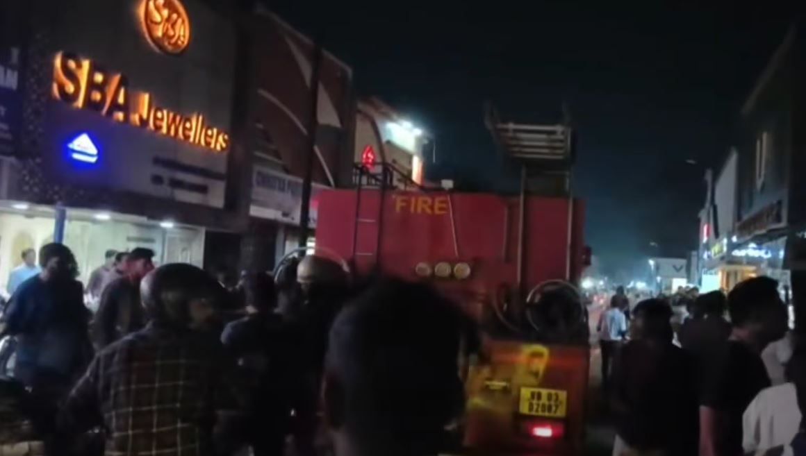 খড়্গপুর শহরের গোলবাজারে শনিবার গভীর রাতে ভয়াবহ অগ্নিকাণ্ডে ভস্মীভূত!