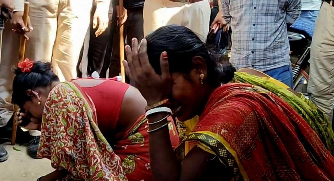 আদালতের নির্দেশেও ভাঙল না বাড়ি! কান্না-আবেগে পিছিয়ে গেল প্রশাসন, চন্দ্রকোনায় তুমুল উত্তেজনা!