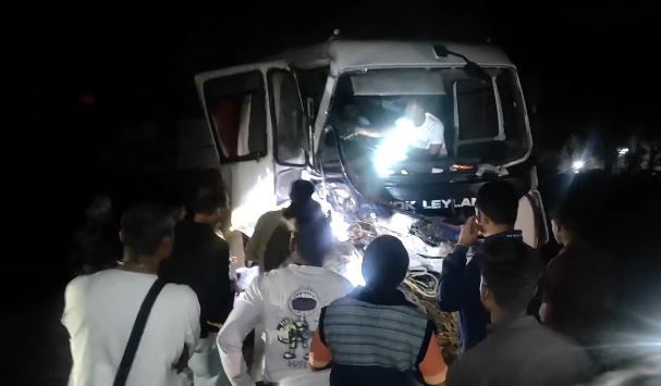 পশ্চিম মেদিনীপুরে বেলদায় জাতীয় সড়কে রক্তাক্ত রাত! ট্রাক্টর-ট্যাঙ্কার সংঘর্ষে চালক গুরুতর জখম, দীর্ঘক্ষণ গাড়ির ভেতরেই আটকে!