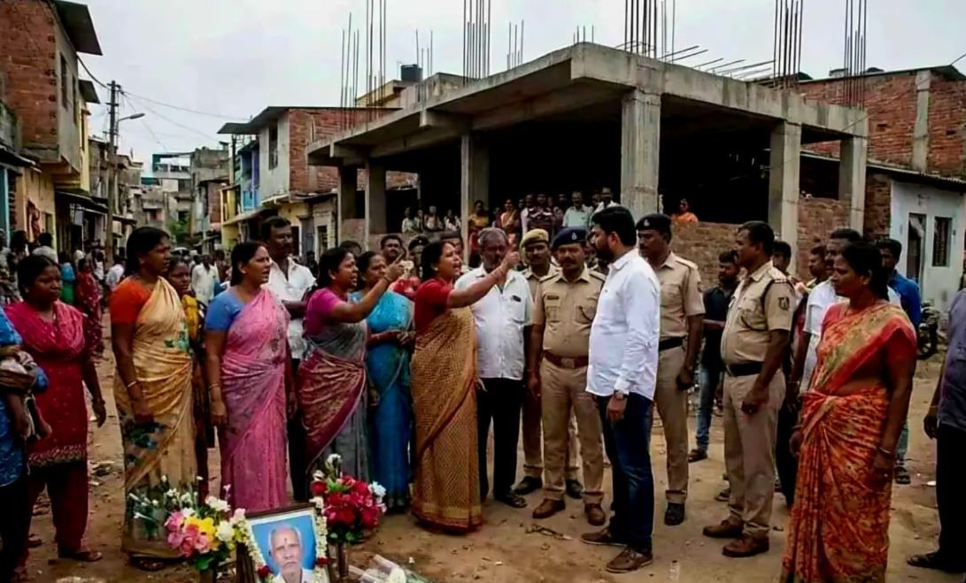 কাউন্সিলরের লাথিতে মৃত্যু ৮১ বছরের বৃদ্ধের! নিউ ব্যারাকপুরে চাঞ্চল্য, অভিযুক্ত তৃণমূল কাউন্সিলর বহিষ্কৃত ও পুলিশি হেফাজতে!