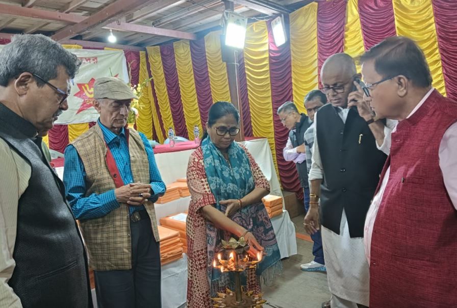 ৬২তম যাদবপুর ব্যবসায়ী সমিতির বর্ষপূর্তি উপলক্ষ্যে ছাত্র-ছাত্রীর হাতে পাঠ্যপুস্তক ও শিক্ষা সামগ্রী কর্মসূচি!