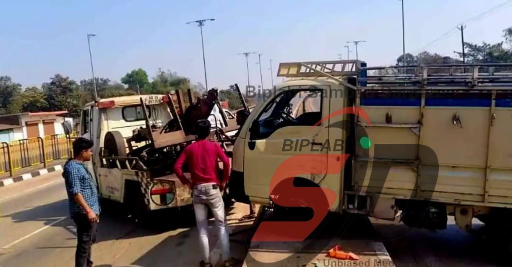 ঝাড়গ্রামপথে টায়ার ফেটে জাতীয় সড়কে মর্মান্তিক দুর্ঘটনা, উল্টে গেল পিকআপ ভ্যান — মৃত ১, আহত অন্তত ১০!