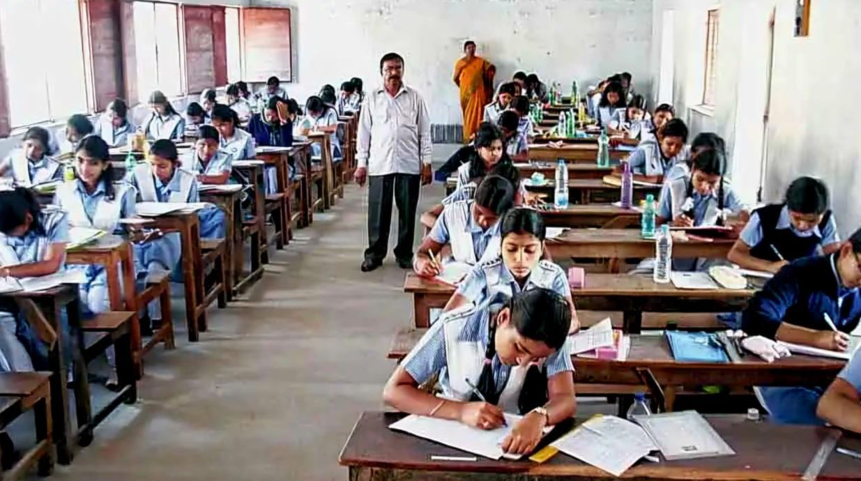 উচ্চমাধ্যমিকে পরীক্ষক সঙ্কট, প্রাথমিক শিক্ষকদের উপর বাড়ছে দায়িত্ব?